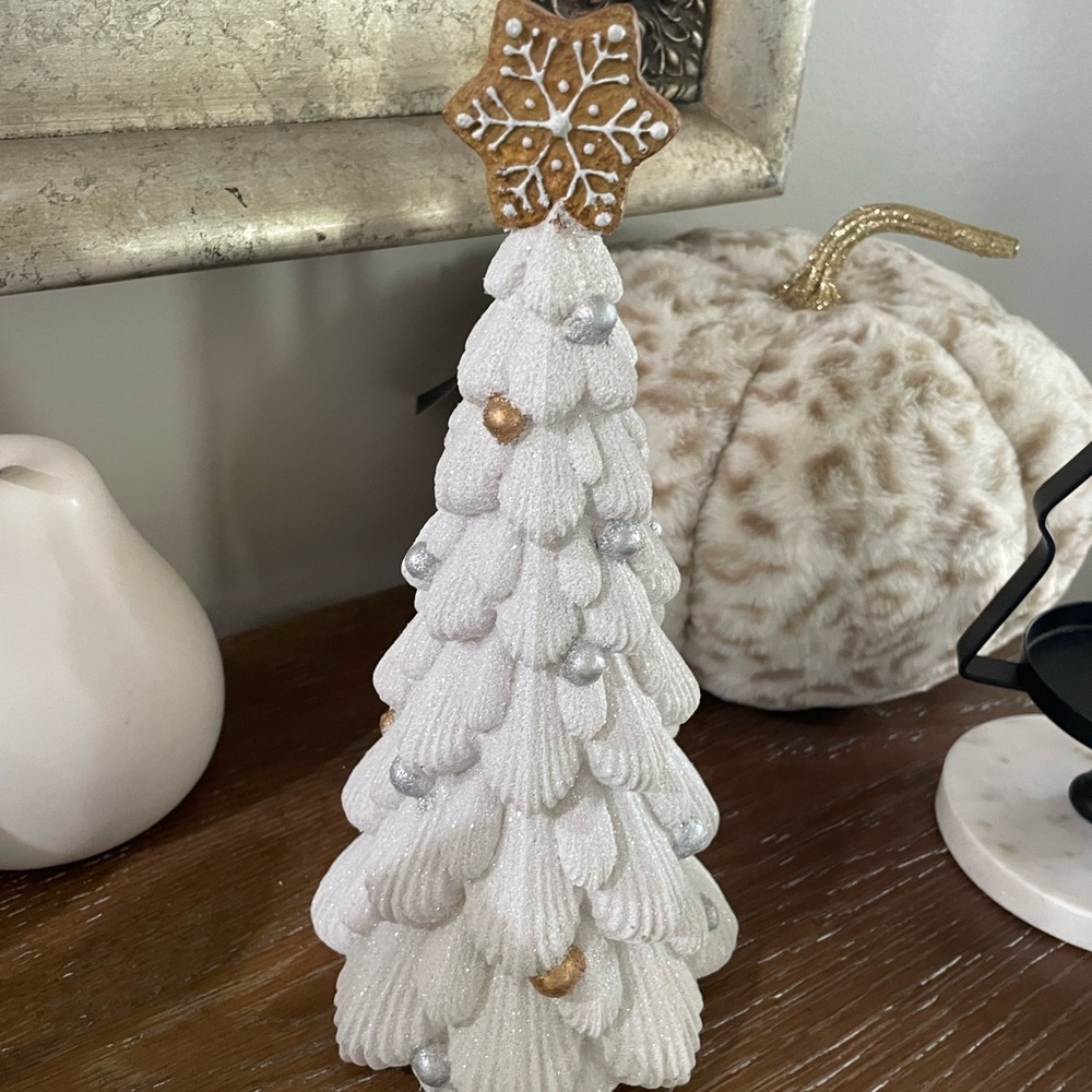 WHITE GLITTERY CHRISTMAS TREE WITH GINGERBREAD STAR TOPPER - Picture 5 of 5